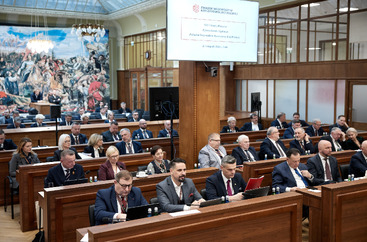 sala obrad podczas wydarzenia, w ławach zasiadają ludzie