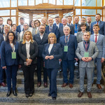 grupa ludzi w uroczystej postawie stojącej