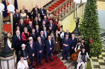 Liczna grupa osób stoi na schodach Wsetybulu