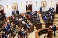 Sala Sejmu podczas obrad sejmiku, widok z oddali w ławach zasiadają radni