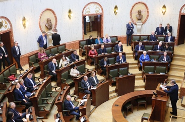 Sala Sejmu podczas obrad sejmiku, widok z oddali w ławach zasiadają radni