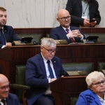 sala Sejmu, w ławach zasiada kilkoro radnych