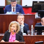 kobieta przemawia na mównicy