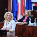 kobieta przemawia na mównicy