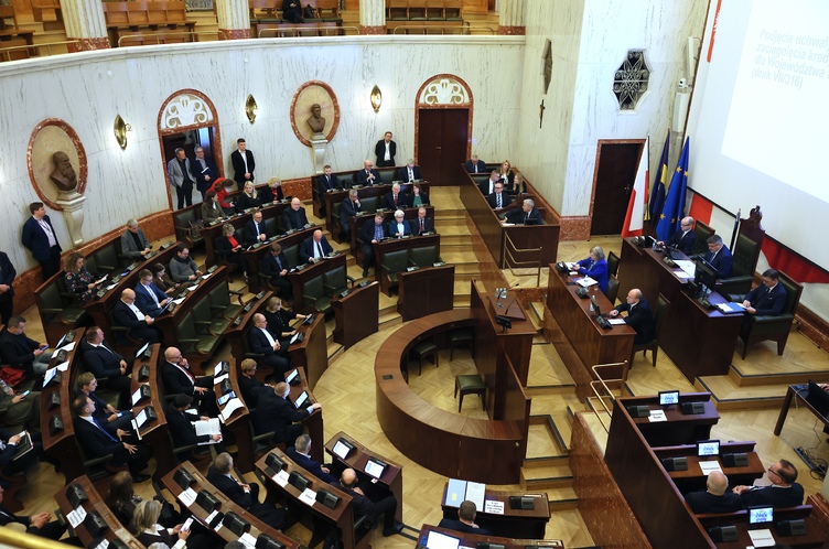 Sala Sejmu podczas sesji sejmiku, widok z oddali