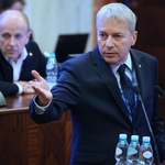 mężczyzna przemawia na mównicy