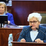 kobieta przemawia na mównicy