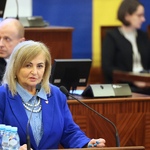 kobieta przemawia na mównicy