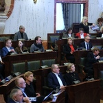 sala Sejmu podczas obrad, w ławach zasiadają ludzie