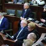 ławy na sali Sejmu w których zasiadają ludzie