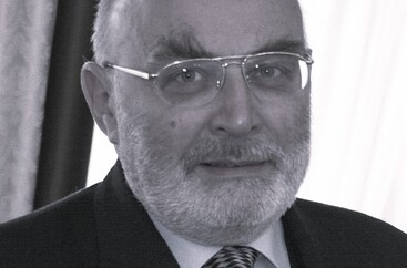 czarno-białe portretowe zdjęcie zmarłego