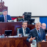 mężczyzna przemawia na mównicy