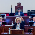 kobieta przemawia na mównicy