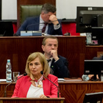 kobieta przemawia na mównicy