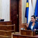 kobieta przemawia na mównicy