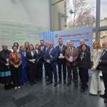 Grupa ludzi w uroczystej postawie stojącej
