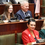 kilkoro ludzi zasiada w ławach sejmowych