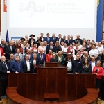 liczna grupa ludzi stoi na sali Sejmu 