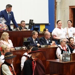 mężczyzna przemawia na mównicy 
