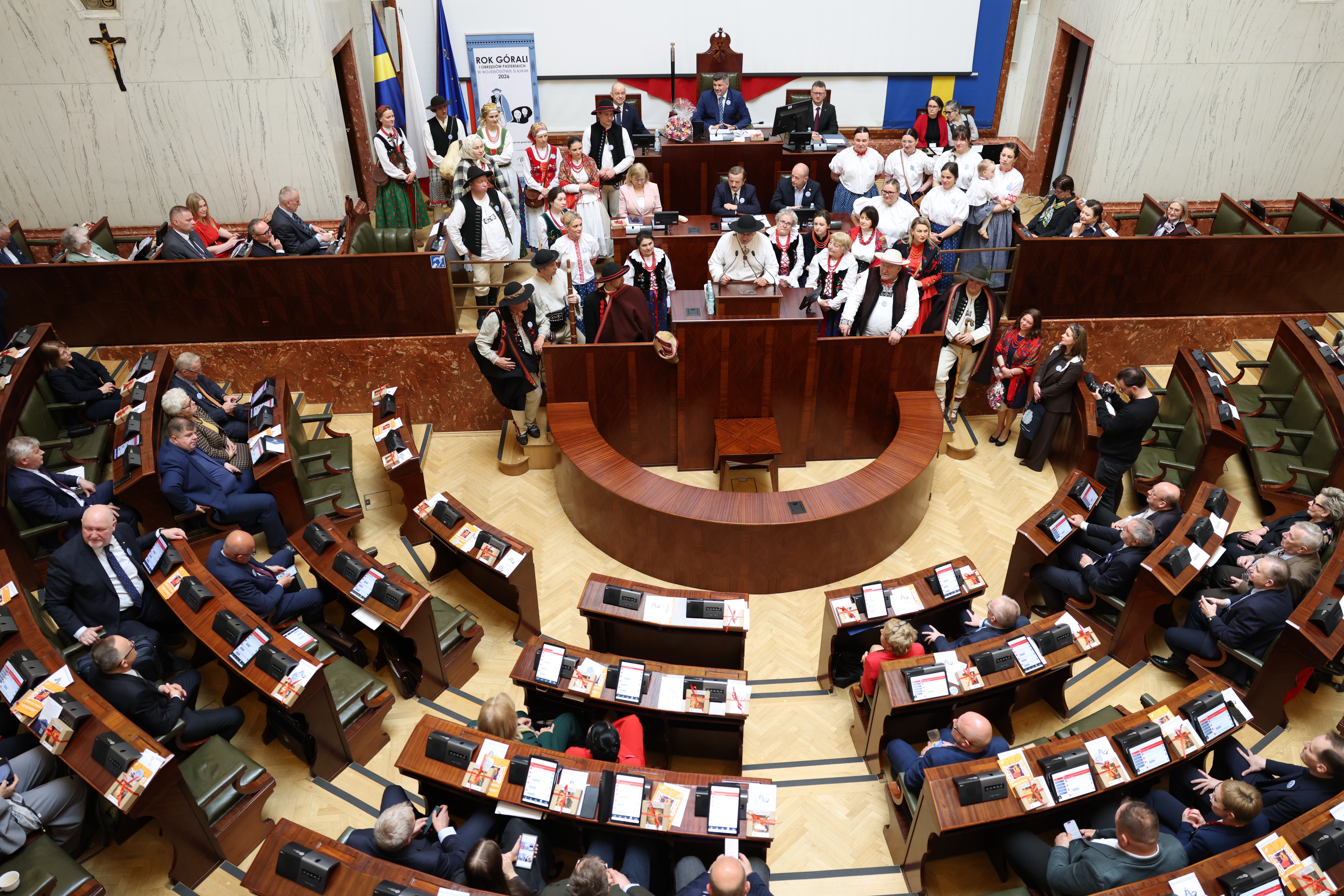 wypełniona ludźmi sala Sejmu podczas sesji sejmiku - widok z oddali