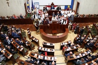 wypełniona ludźmi sala Sejmu podczas sesji sejmiku - widok z oddali