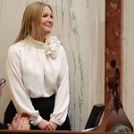 kobieta w uroczystej postawie stojącej