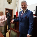 Mężczyzna w uroczystej postawie stojącej