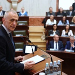 mężczyzna przemawia na mównicy