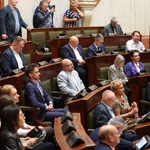 Widok sali Sejmu z oddali w ławach zasiadają radni