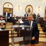 mężczyzna wrzuca kartę do urny