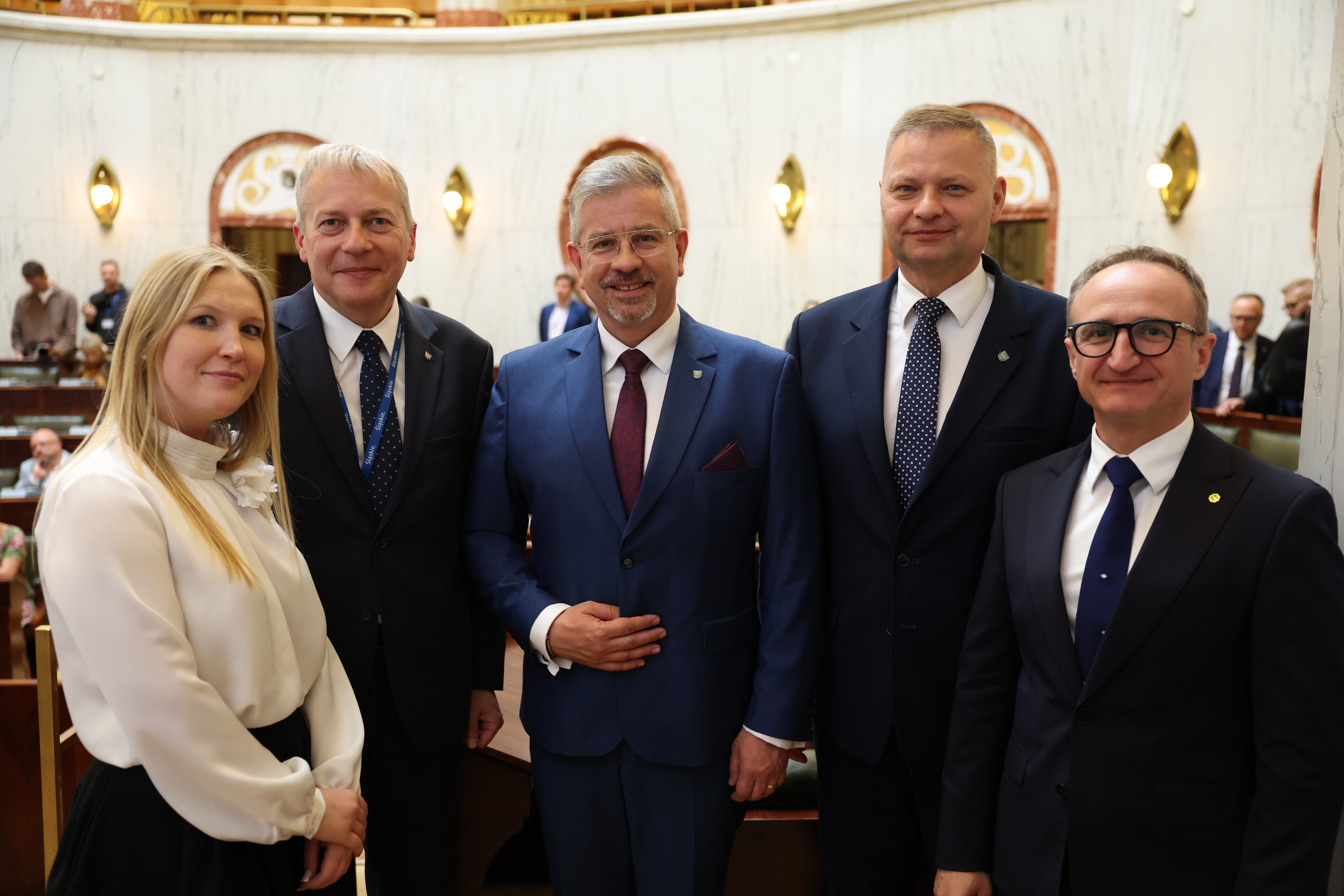 pięcioro osób w uroczystej postawie stojącej
