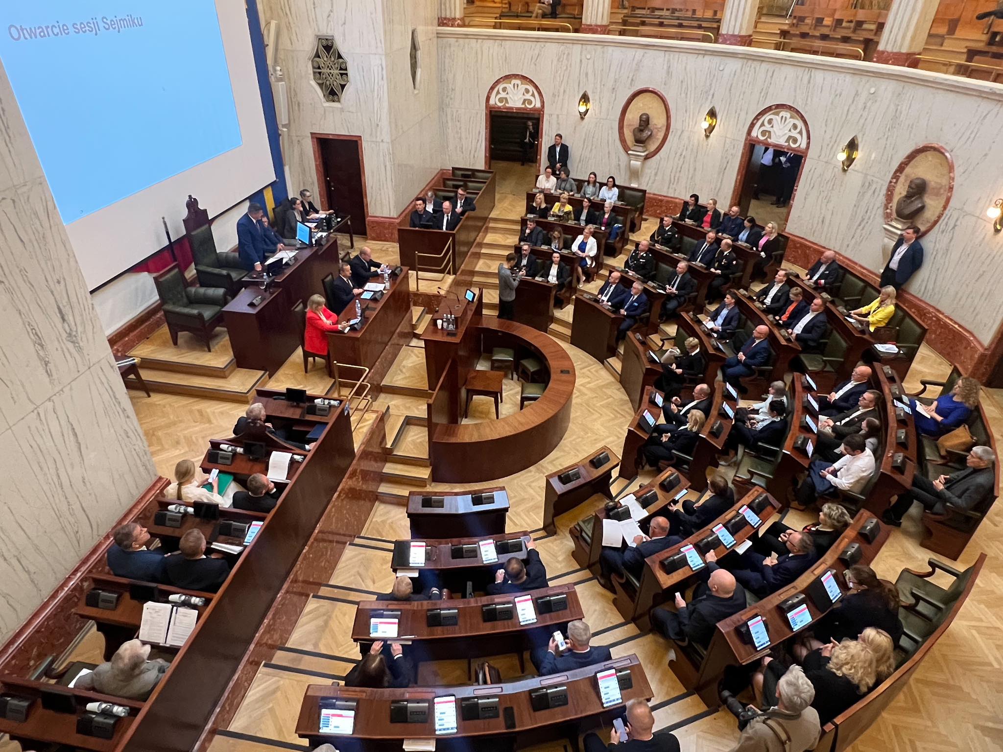Sala Sejmu podczas obrad Sejmiku, widok z góry