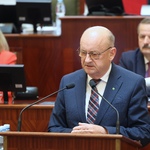 mężczyzna przemawia na mównicy