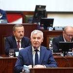 mężczyzna przemawia na mównicy
