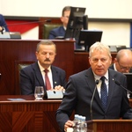 mężczyzna przemawia na mównicy