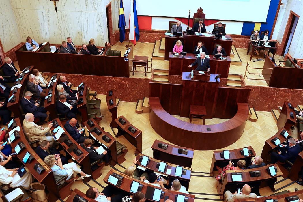Sala Sejmu podczas sesji Sejmiku, widok z oddali