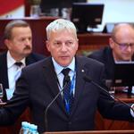 mężczyzna przemawia na mównicy