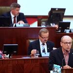 mężczyzna przemawia na mównicy