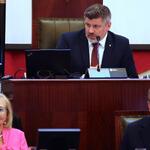 mężczyzna pracujący za biurkiem