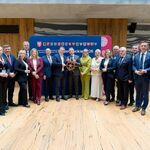 Grupa osób w uroczystej w postawie stojącej