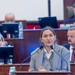 kobieta przemawia na mównicy