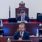 mężczyzna przemawia na mównicy