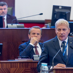 mężczyzna przemawia na mównicy