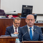 mężczyzna przemawia na mównicy