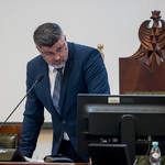 mężczyzna przemawia do mikrofonu