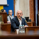 mężczyzna przemawia na mównicy