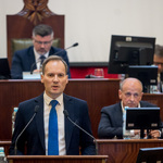 mężczyzna przemawia na mównicy