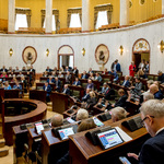 widok sali sejmu z oddali w ławach zasiadają ludzie