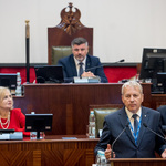 mężczyzna przemawia na mównicy
