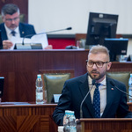 mężczyzna przemawia na mównicy